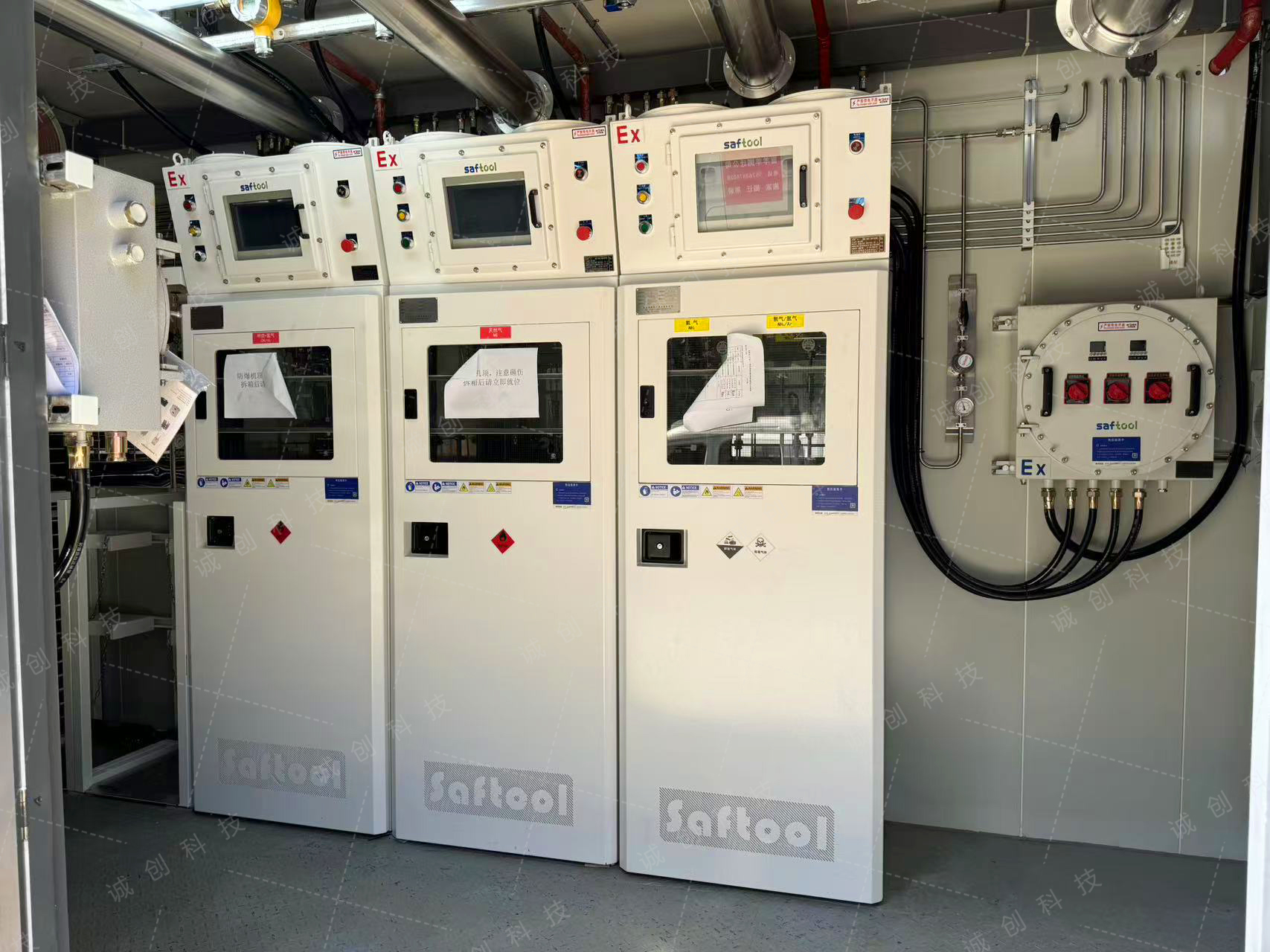 易燃易爆移動氣站中的3臺特氣柜(正面照) 易燃易爆移動氣站中的3臺特氣柜(正面照)