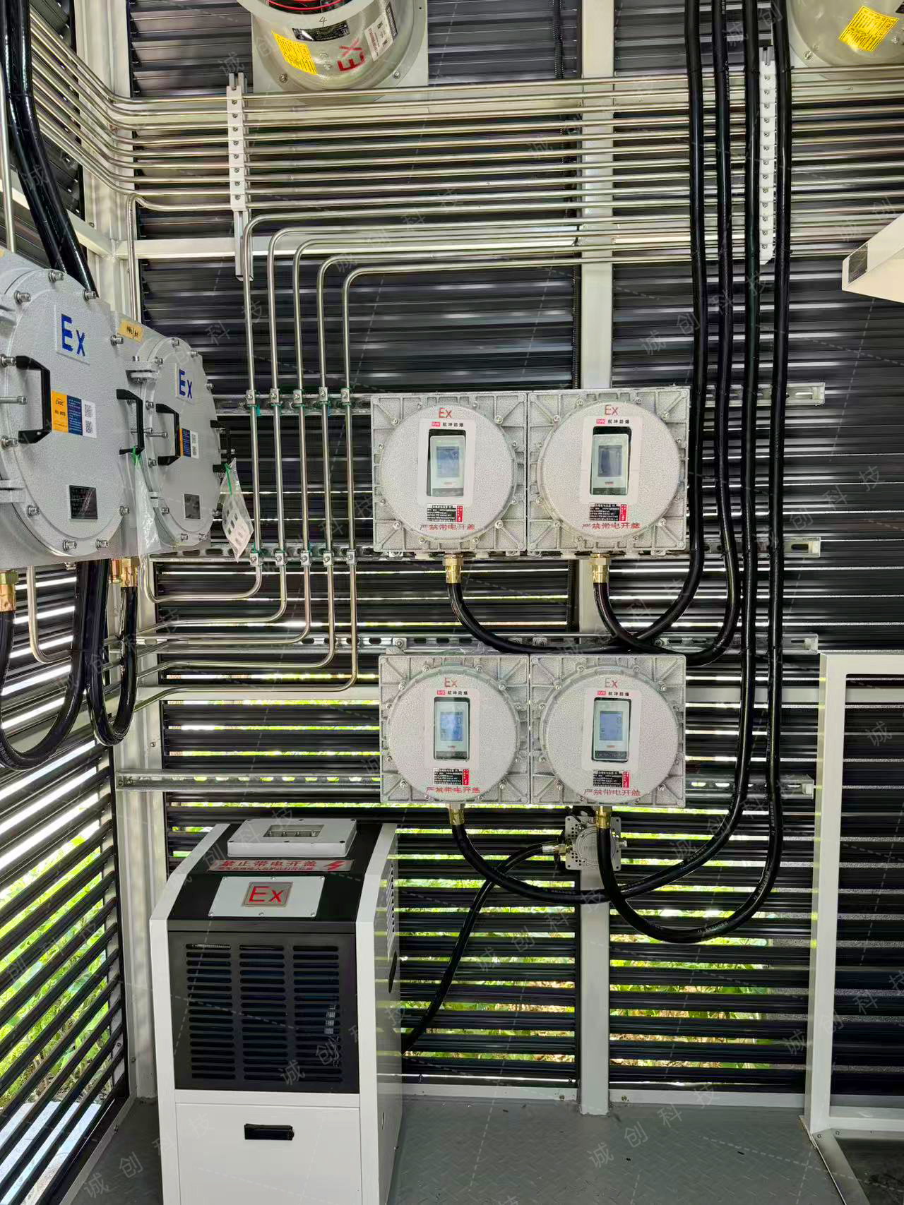 易燃易爆移動氣站中的1臺溫度、濕度控制箱 易燃易爆移動氣站中的1臺溫度、濕度控制箱